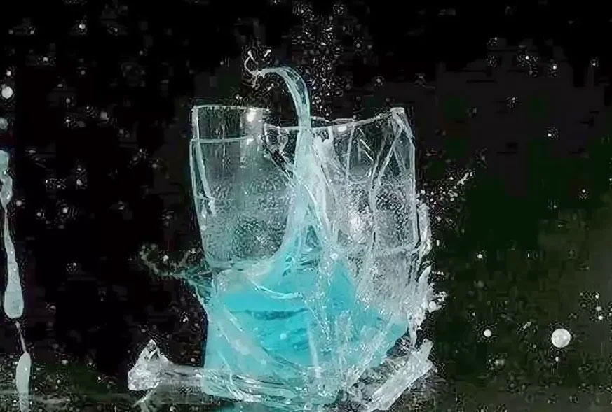 Разбитый стакан воды. Разбитый стакан с водой. Разбитый стеклянный стакан. Разбитый хрусталь. Разбившийся хрусталь.