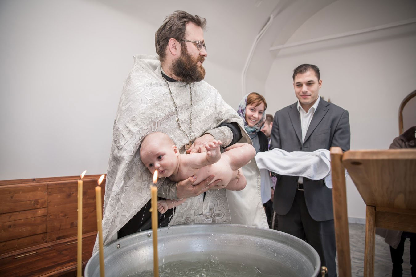 Батюшка в церкви крещение ребенка